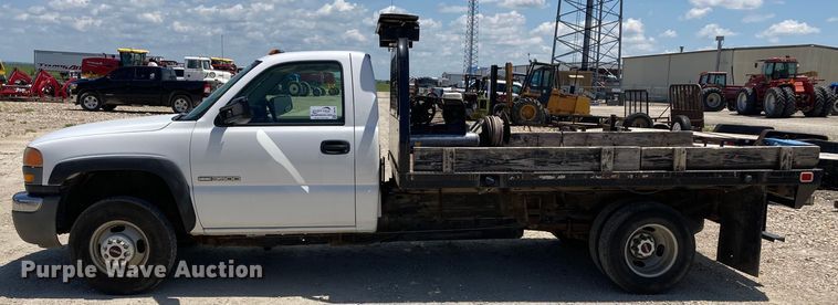 image for item DJ6162 2005 GMC Sierra 3500  flatbed pickup truck