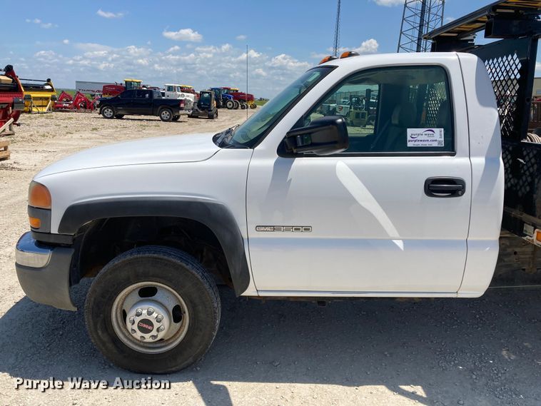 image for item DJ6162 2005 GMC Sierra 3500  flatbed pickup truck