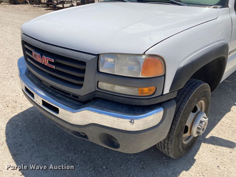 image for item DJ6162 2005 GMC Sierra 3500  flatbed pickup truck