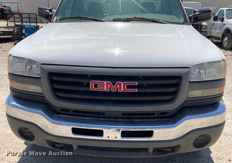 image for item DJ6162 2005 GMC Sierra 3500  flatbed pickup truck