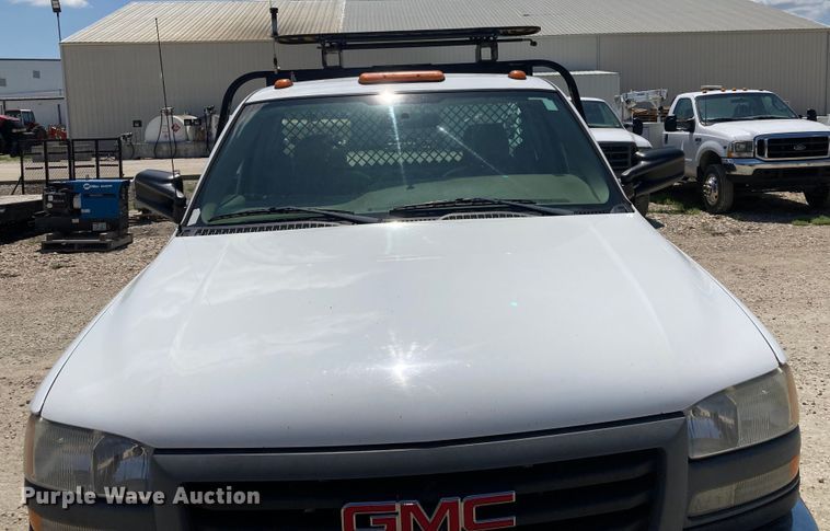 image for item DJ6162 2005 GMC Sierra 3500  flatbed pickup truck