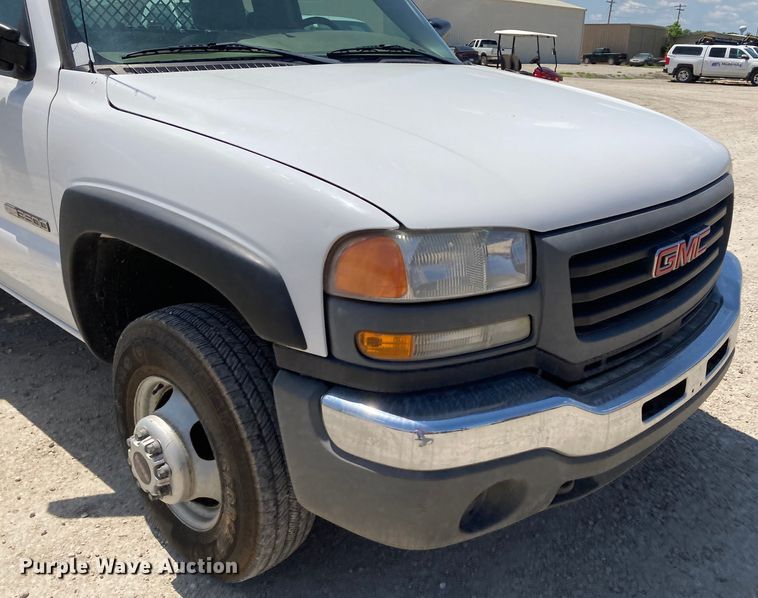 image for item DJ6162 2005 GMC Sierra 3500  flatbed pickup truck