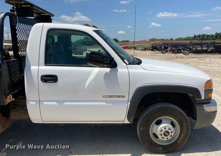 image for item DJ6162 2005 GMC Sierra 3500  flatbed pickup truck