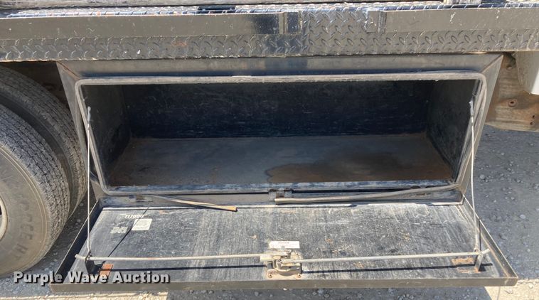 image for item DJ6162 2005 GMC Sierra 3500  flatbed pickup truck