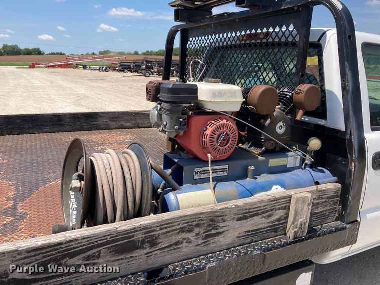 image for item DJ6162 2005 GMC Sierra 3500  flatbed pickup truck