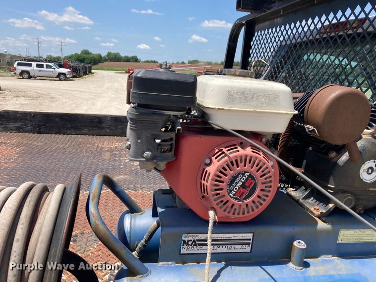 image for item DJ6162 2005 GMC Sierra 3500  flatbed pickup truck