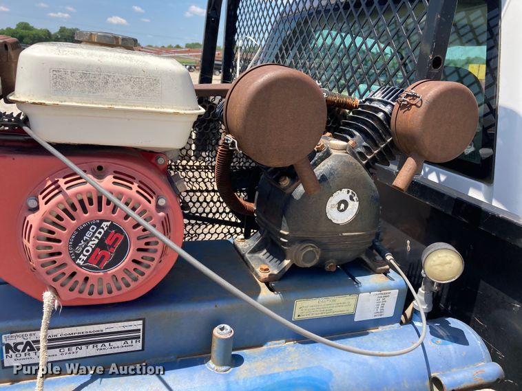 image for item DJ6162 2005 GMC Sierra 3500  flatbed pickup truck