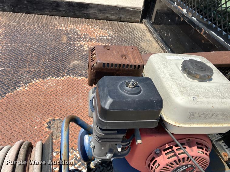 image for item DJ6162 2005 GMC Sierra 3500  flatbed pickup truck