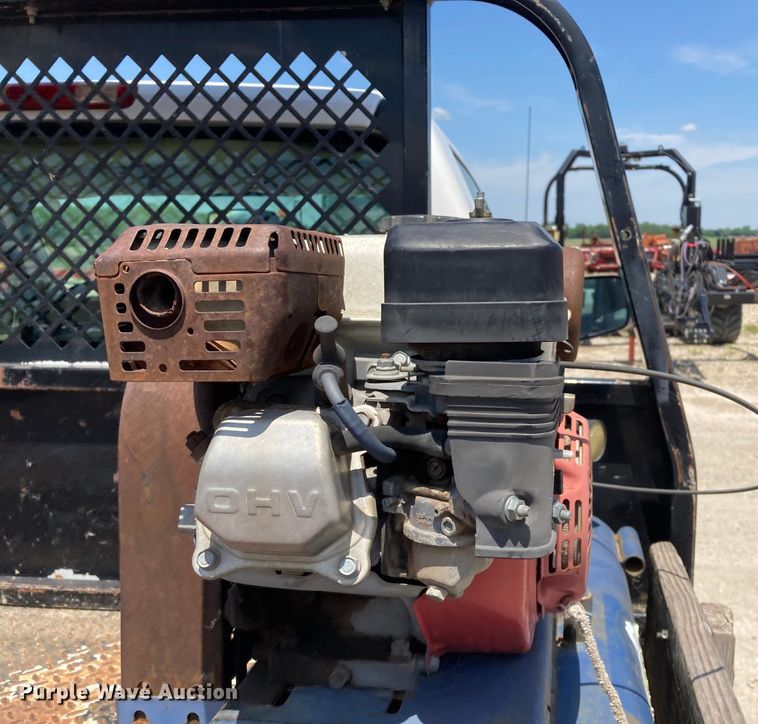 image for item DJ6162 2005 GMC Sierra 3500  flatbed pickup truck