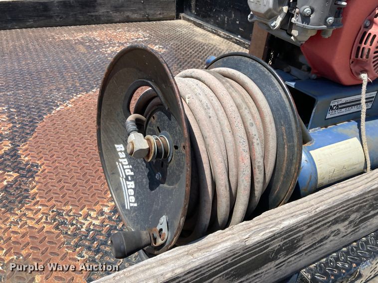 image for item DJ6162 2005 GMC Sierra 3500  flatbed pickup truck