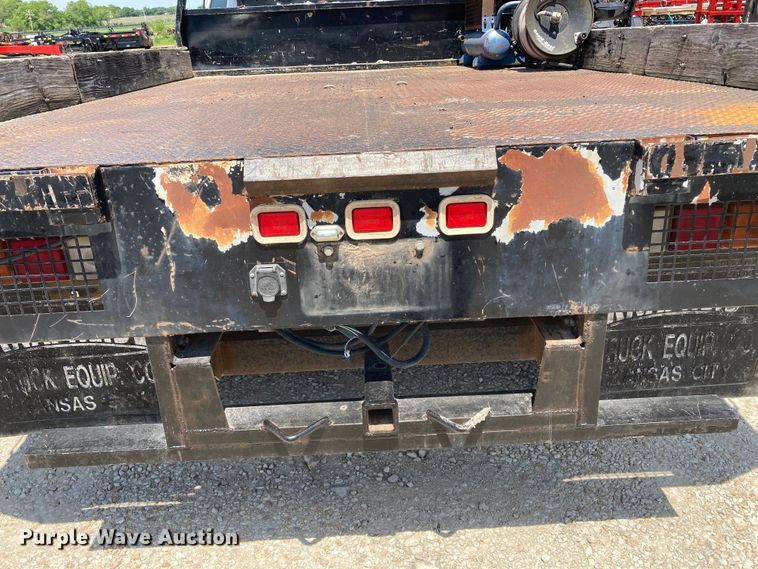 image for item DJ6162 2005 GMC Sierra 3500  flatbed pickup truck