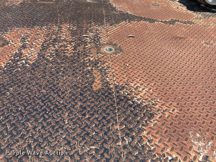 image for item DJ6162 2005 GMC Sierra 3500  flatbed pickup truck