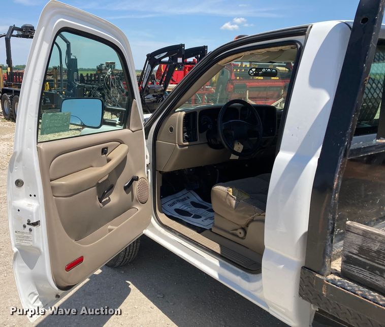 image for item DJ6162 2005 GMC Sierra 3500  flatbed pickup truck