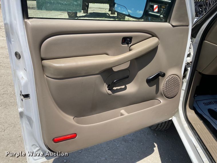 image for item DJ6162 2005 GMC Sierra 3500  flatbed pickup truck