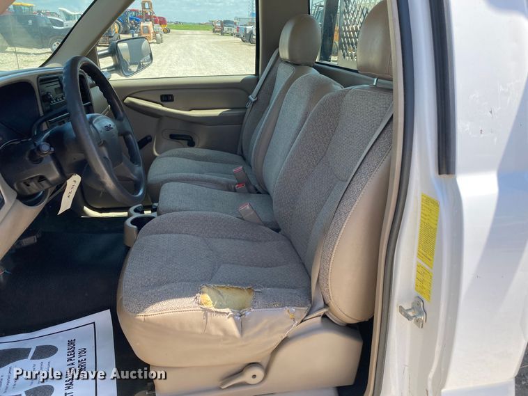 image for item DJ6162 2005 GMC Sierra 3500  flatbed pickup truck