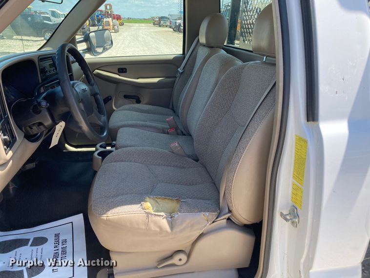 image for item DJ6162 2005 GMC Sierra 3500  flatbed pickup truck