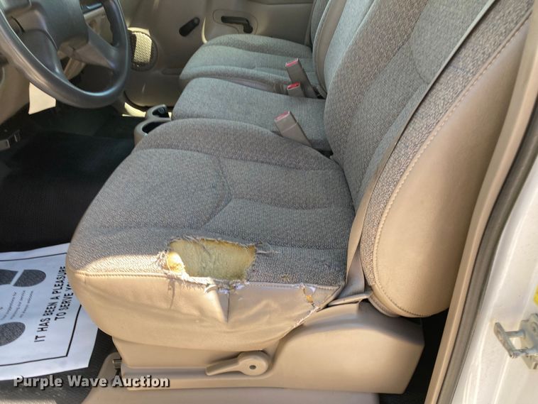 image for item DJ6162 2005 GMC Sierra 3500  flatbed pickup truck