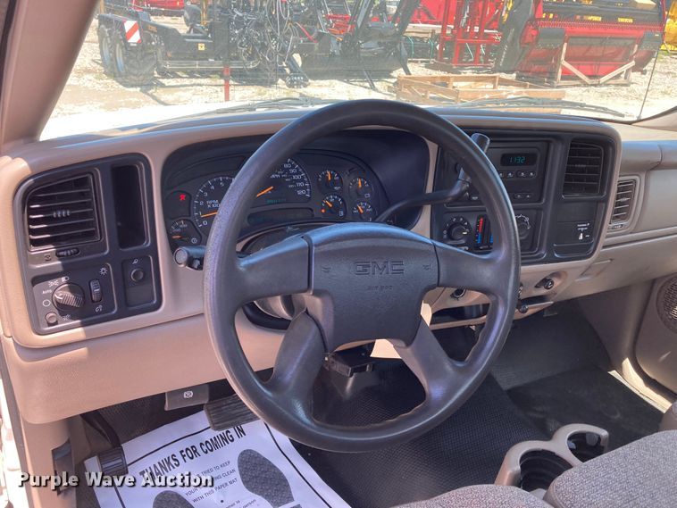 image for item DJ6162 2005 GMC Sierra 3500  flatbed pickup truck