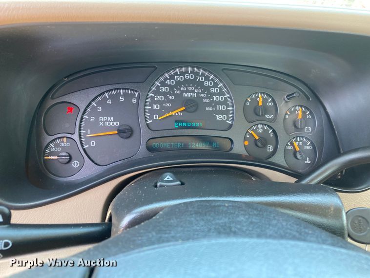 image for item DJ6162 2005 GMC Sierra 3500  flatbed pickup truck