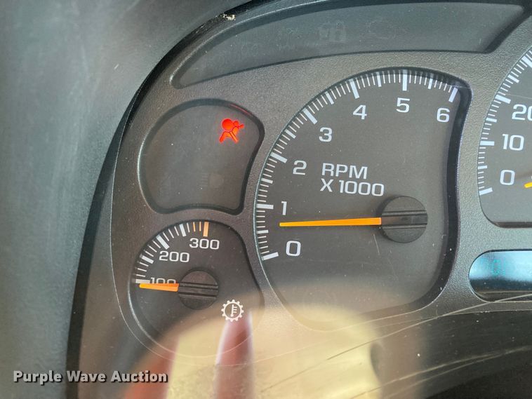 image for item DJ6162 2005 GMC Sierra 3500  flatbed pickup truck