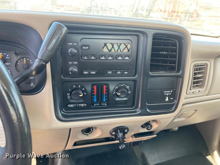 image for item DJ6162 2005 GMC Sierra 3500  flatbed pickup truck