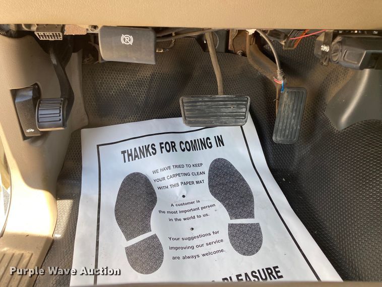 image for item DJ6162 2005 GMC Sierra 3500  flatbed pickup truck