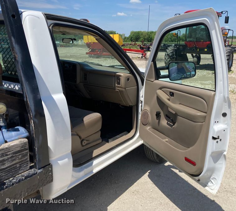 image for item DJ6162 2005 GMC Sierra 3500  flatbed pickup truck