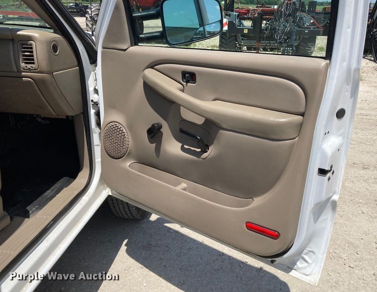 image for item DJ6162 2005 GMC Sierra 3500  flatbed pickup truck