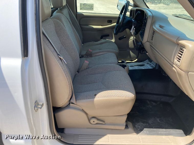 image for item DJ6162 2005 GMC Sierra 3500  flatbed pickup truck