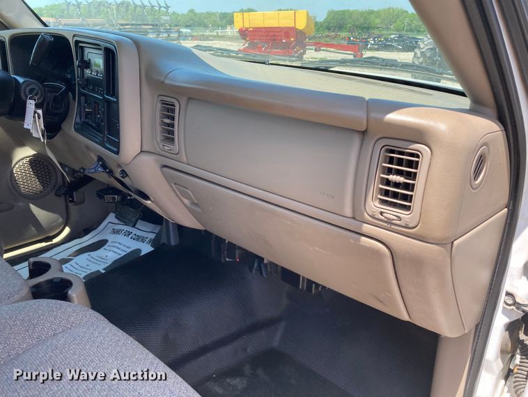 image for item DJ6162 2005 GMC Sierra 3500  flatbed pickup truck