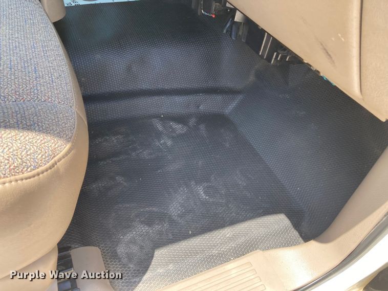 image for item DJ6162 2005 GMC Sierra 3500  flatbed pickup truck