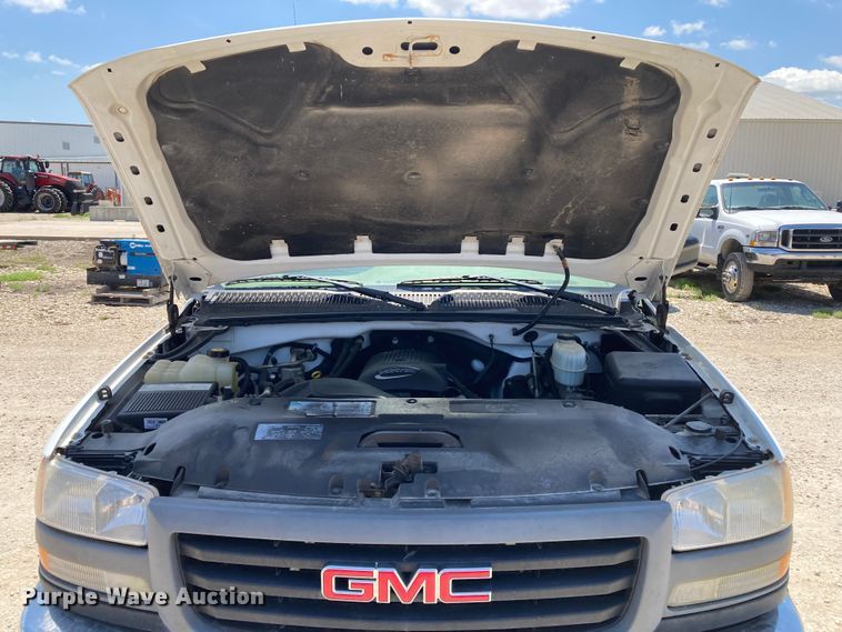 image for item DJ6162 2005 GMC Sierra 3500  flatbed pickup truck