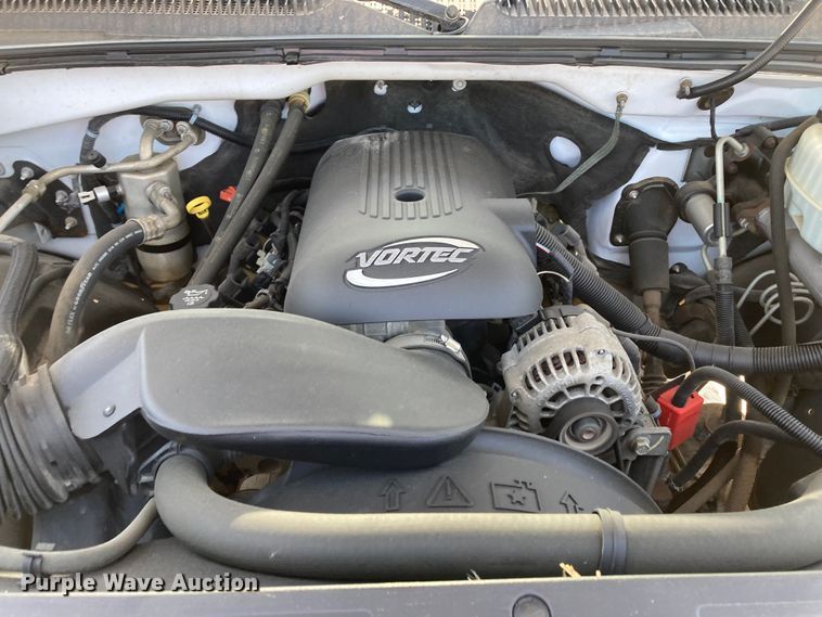 image for item DJ6162 2005 GMC Sierra 3500  flatbed pickup truck