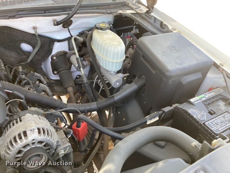 image for item DJ6162 2005 GMC Sierra 3500  flatbed pickup truck