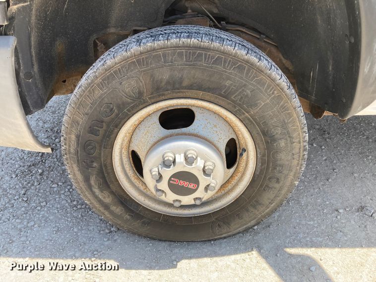 image for item DJ6162 2005 GMC Sierra 3500  flatbed pickup truck