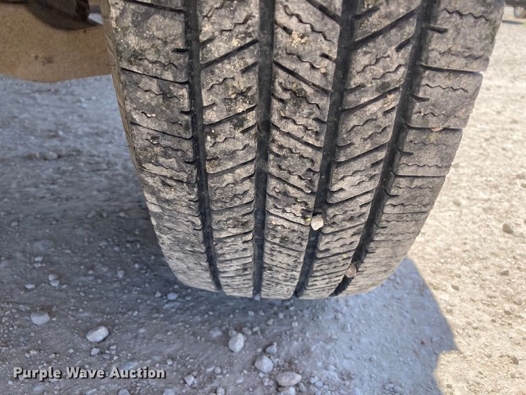 image for item DJ6162 2005 GMC Sierra 3500  flatbed pickup truck