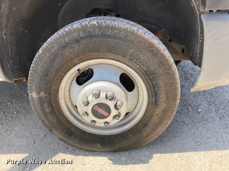 image for item DJ6162 2005 GMC Sierra 3500  flatbed pickup truck