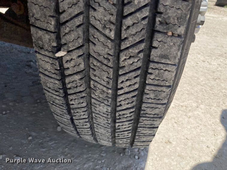 image for item DJ6162 2005 GMC Sierra 3500  flatbed pickup truck