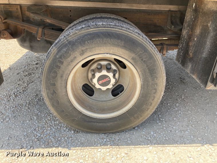 image for item DJ6162 2005 GMC Sierra 3500  flatbed pickup truck