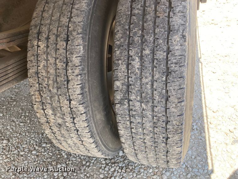 image for item DJ6162 2005 GMC Sierra 3500  flatbed pickup truck