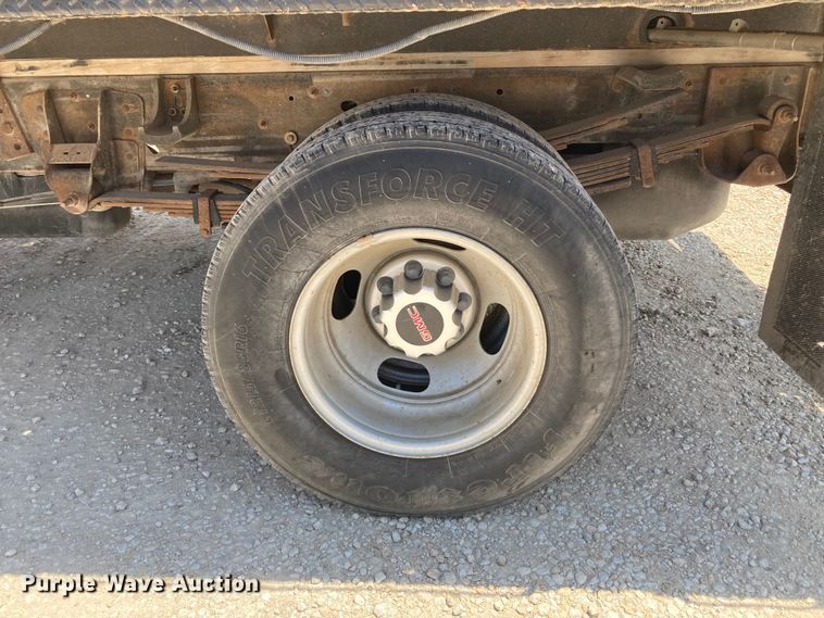 image for item DJ6162 2005 GMC Sierra 3500  flatbed pickup truck