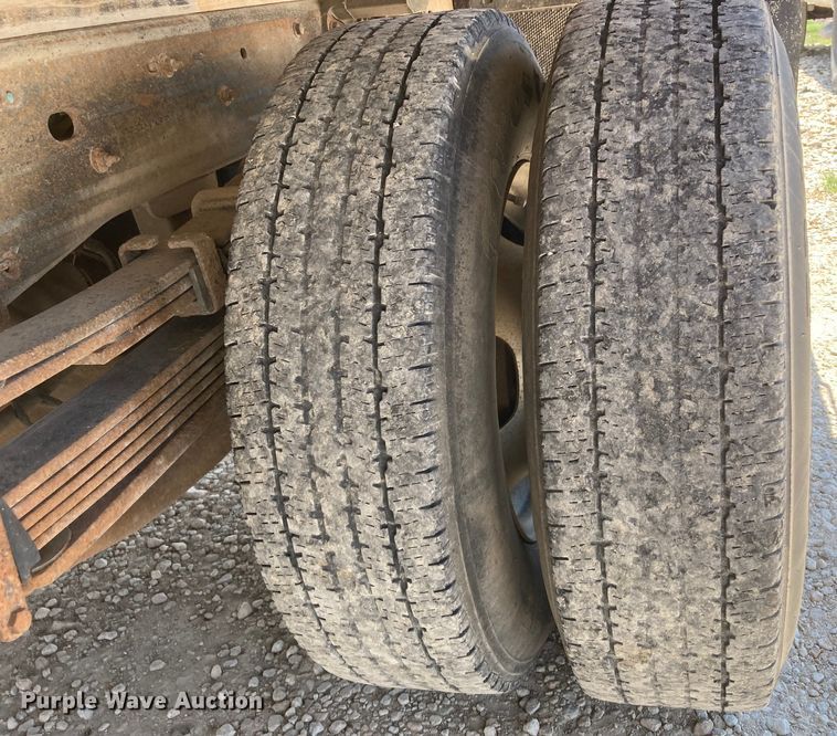 image for item DJ6162 2005 GMC Sierra 3500  flatbed pickup truck