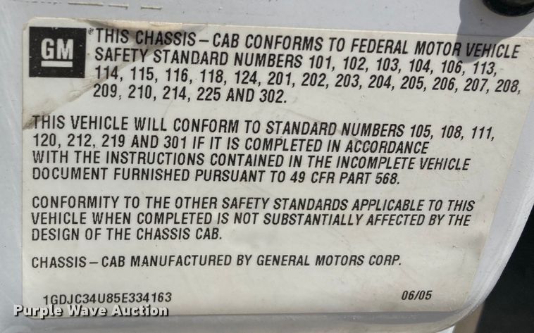 image for item DJ6162 2005 GMC Sierra 3500  flatbed pickup truck