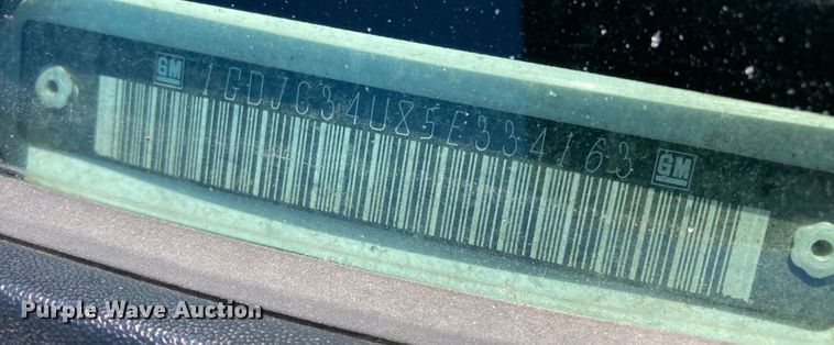 image for item DJ6162 2005 GMC Sierra 3500  flatbed pickup truck