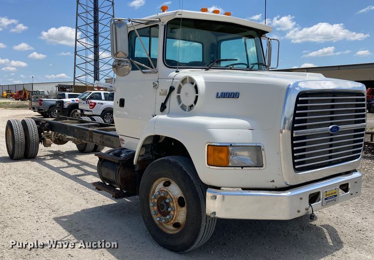 image for item DJ6163 1996 Ford LS8000  truck cab and chassis