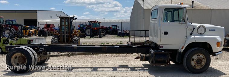 image for item DJ6163 1996 Ford LS8000  truck cab and chassis