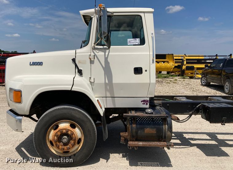 image for item DJ6163 1996 Ford LS8000  truck cab and chassis