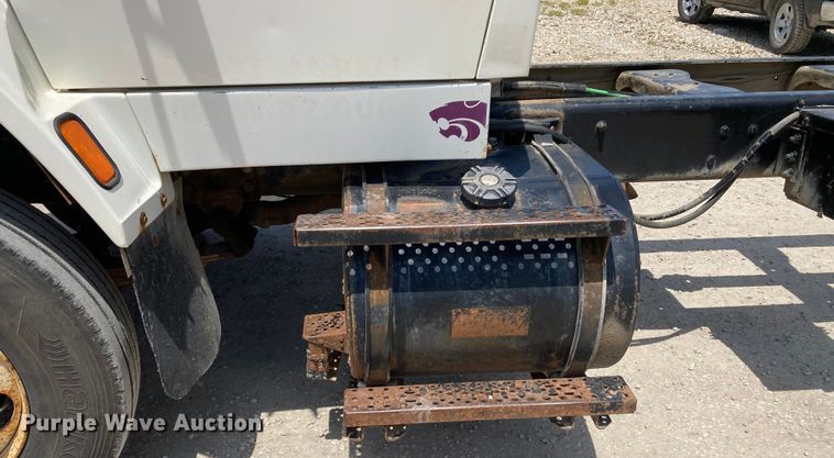 image for item DJ6163 1996 Ford LS8000  truck cab and chassis