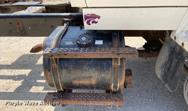 image for item DJ6163 1996 Ford LS8000  truck cab and chassis