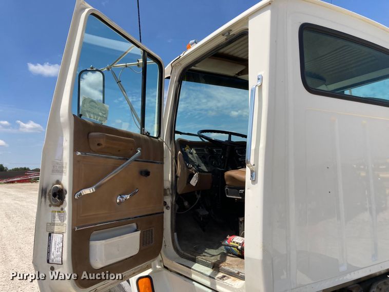 image for item DJ6163 1996 Ford LS8000  truck cab and chassis